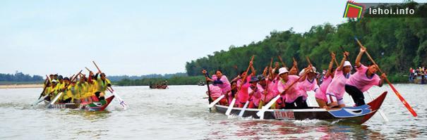 Lễ đua thuyền tại lễ hội Bà Thu Bồn