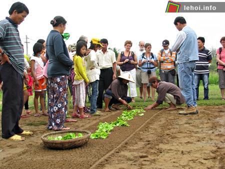 Hội thi cuốc đất trồng rau trong lễ hội Cầu bông