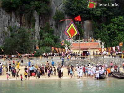 Lễ hội đền Bà Men thu hút đông đảo ngư dân Quảng Ninh và Hải Phòng tham gia