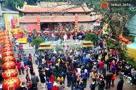 Đông đảo du khách đến chùa Long Tiên vãn cảnh và dâng hương