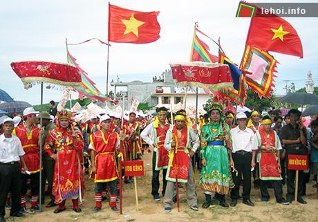 Hai đội chèo bơi Đông Nam Văn và Đoài Bắc Võ trong Lễ hội Quan Lạn.