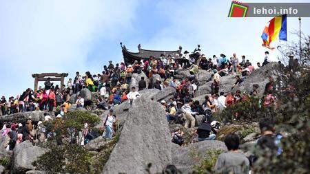 Đông đảo người dân và du khách tới tham dự lễ hội Yên Tử