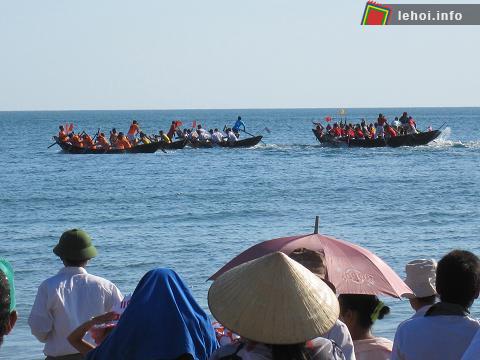 Hội thi đua thuyền truyền thống trong lễ hội