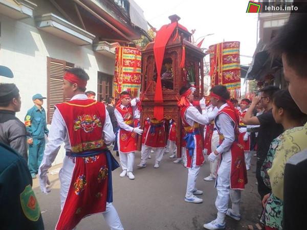 Lễ rước trong lễ hội làng bún Phú Đô