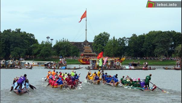 Lễ hội đua ghe truyền thống thu hút đông đảo người dân tham gia