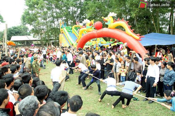 Người dân tham gia thi kéo co tại lễ hội đền Giá