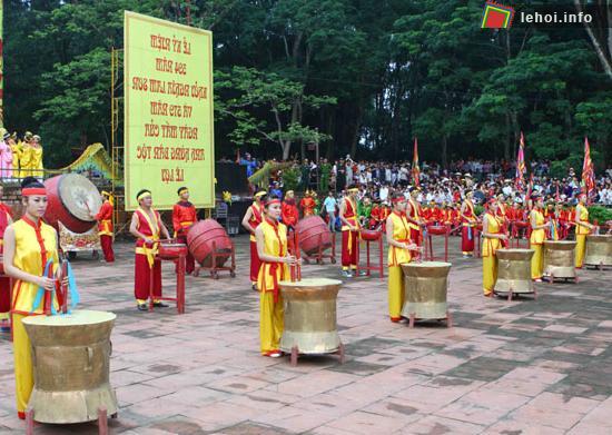 Màn biểu diễn trống đồng tại lễ hội Lam Kinh
