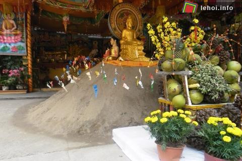 Đắp núi cát là nghi thức được đồng bào Khmer thực hiện trong dịp tết Chol Chnam Thmay