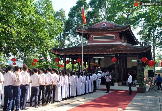 Hình ảnh các em học sinh thắp hương tại lễ giỗ thủ khoa Nguyễn Hữu Huân