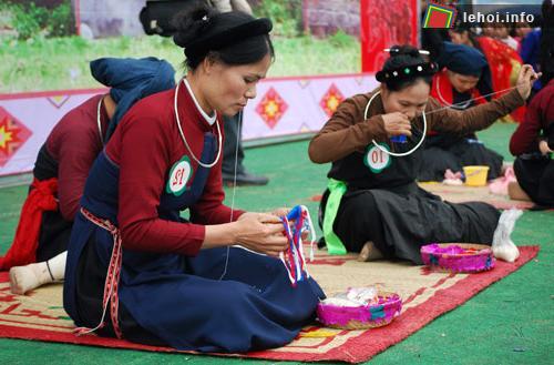 Độc đáo hội thi khâu còn trong lễ hội đình làng Giếng Tanh ảnh 3