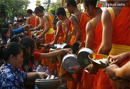 Tục té nước ngày Tết cổ truyền Bun Pi May của Lào