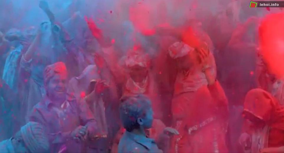 Những người tham gia lễ hội sẽ đốt lửa, ném bột màu vào nhau và tham gai các điệu nhảy truyền thông.