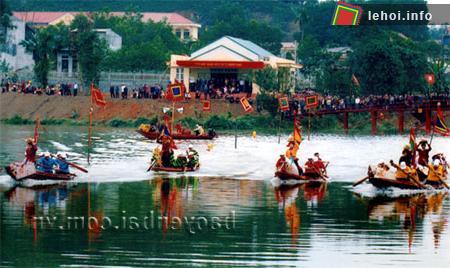 Đua thuyền tại lễ hội đền Mẫu Nam Cường
