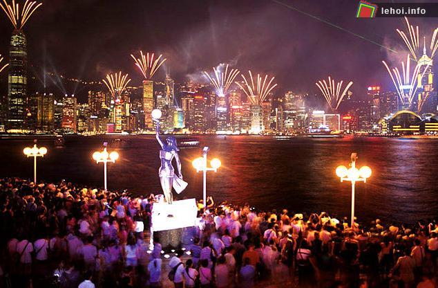 Đông đảo người dân tới tham dự màm trình diễn pháo hoa và đếm ngược chào đón năm mới