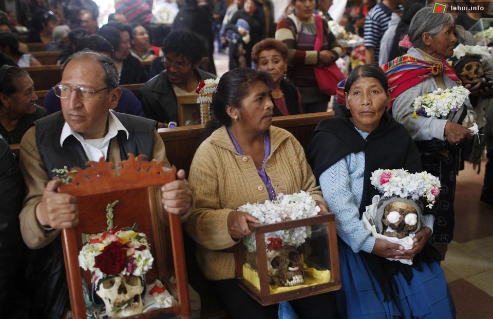 Hàng trăm người dân Bolivia mang hộp sọ tới nhà thờ