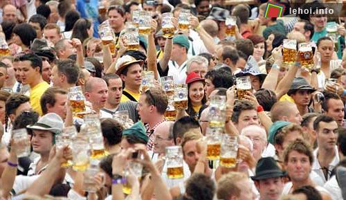 Lễ hội bia Oktoberfest tại Munich thu hút đông đảo du khách tới tham gia