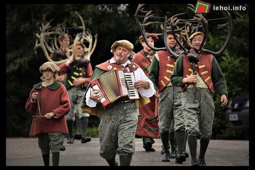 Đoàn Horn Dance đi khắp các vùng nông thôn quanh làng Abbots Bromley.