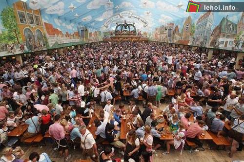 Lễ hội bia ở Munich, Đức hàng năm thu hút hàng triệu người trên khắp thế giới tham dự. Các nữ phục vụ xinh đẹp tại lễ hội nhiệt tình phục vụ bia cho các thượng đế.