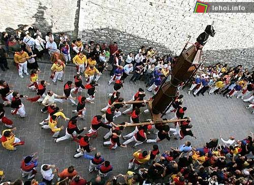 Lạ kỳ lễ hội rước nến Gubbio, nước Ý. ảnh 2