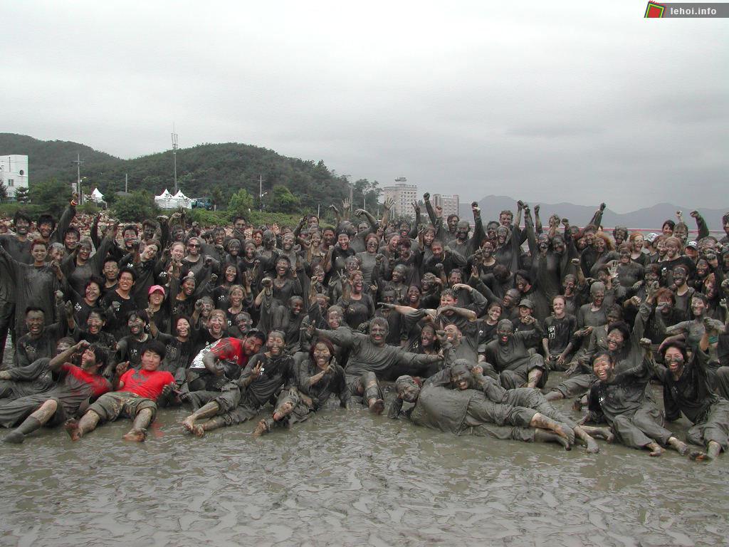 Độc đáo lễ hội tắm bùn ở Hàn Quốc