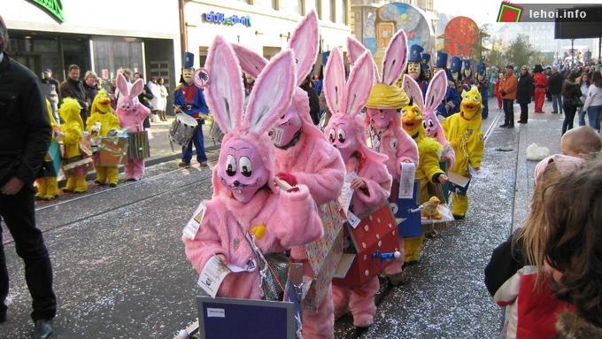 Fasnacht Basel có một ngày dành riêng cho trẻ em. Trẻ em trong những trang phục dễ thương và đi diễu hành ngoài đường.