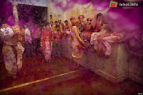 Ấn tượng lễ hội Lathmar Holi tịa Ấn Độ. ảnh 2