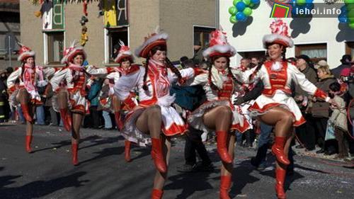 Lễ diễu hành rộn ràng trong mùa carnival ở Radeburg, Đức - Ảnh: Nam Vinh Du khách hào hứng tham gia lễ hội - Ảnh: Nam Vinh