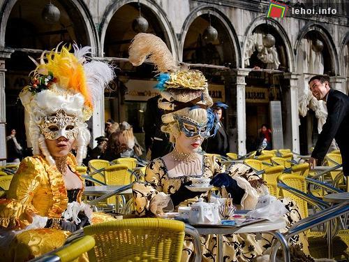 Lễ hội hóa trang với những chiếc mặt nạ xinh xắn ở Venice