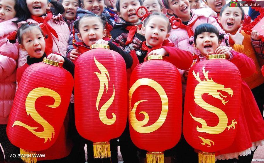    Học sinh Trung Quốc với những chiếc đèn lồng mang thông điệp năm mới 2012.