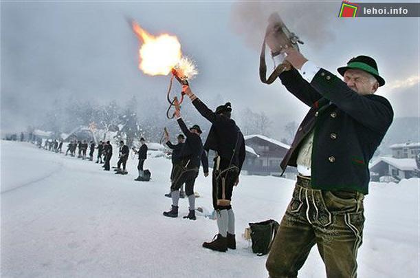 Những người dân vùng cao nguyên Bavaria trong bộ quần áo truyền thống, khai hỏa vào dịp Giáng sinh tại ngôi làng Schöenau, miền nam đất nước Đức. (Ảnh: AP) 