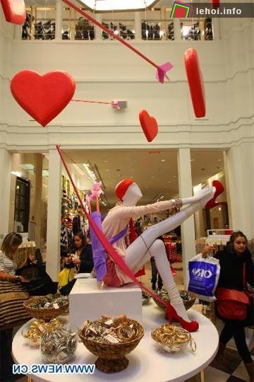 Không khí ngày lễ Valentine cũng xuất hiện trong một cửa hàng thời trang cao cấp ở New York , Mỹ. Ảnh: Xinhua 