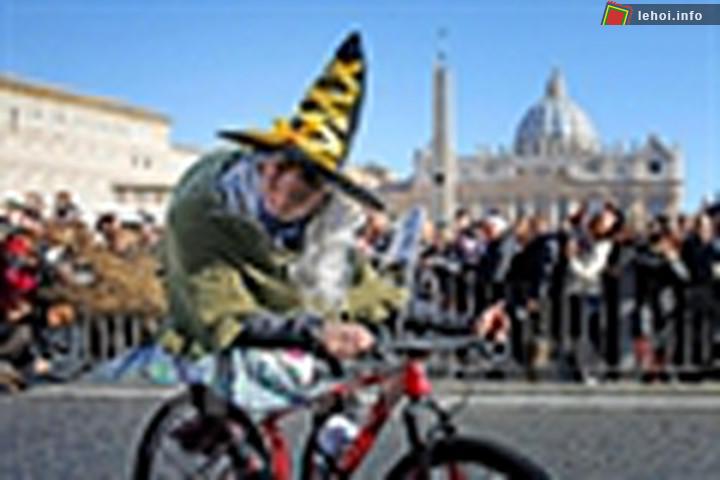 Tưng bừng không khí vui nhộn trong lễ hội Befana ở Italy