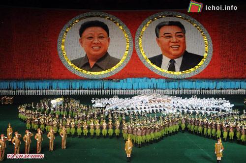Hình ảnh cố Chủ tịch Kim Nhật Thành (trái) và nhà lãnh đạo Kim Jong-il được xếp trên khán đài