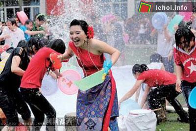 Các sinh viên tại Quảng Tây (Trung Quốc) hào hứng tham gia lễ hội té nước. 