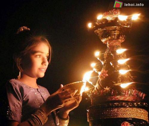 Độc đáo lễ hội đốt quỷ ở Ấn Độ