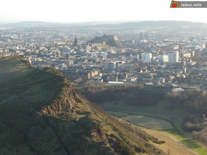 Thành phố Edinburgh nhìn từ đồi Arthur’s Seat