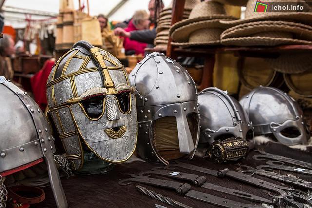 Mũ sắt và kiếm của các chiến binh Vikings