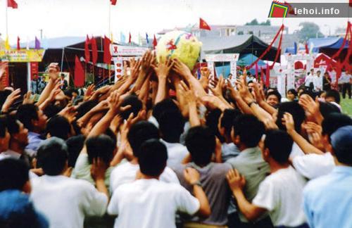 Cuộc thi cướp cầu trong Lễ hội Đình Thái Đào