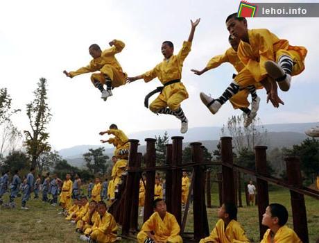 Ngay tại buổi khai mạc, 800 sinh viên của trường võ thuật Tagou đã biểu diễn các động tác mô phỏng các ký tự của Trung Quốc, bằng cách đứng trên những bậc thang dẫn lên chùa Thiếu Lâm trên nền nhạc rất sôi động. 