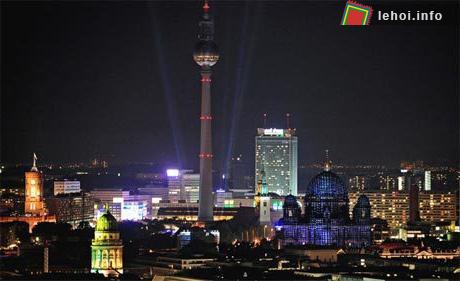 Ánh sáng chiếu trên tháp truyền hình Alexanderplatz có thể được nhìn thấy từ khắp nơi trong thành phố.