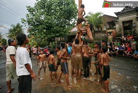 Đặc sắc chùm ảnh lễ hội trèo cây cau bôi mỡ tại Indonesia ảnh 2