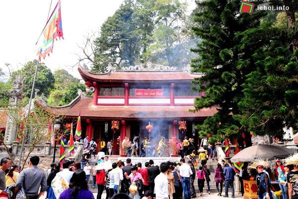 Đông đảo du khách thập phương về dự lễ hội Tây Thiên