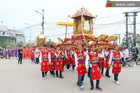 Kiệu rước linh từ hai bà công chúa