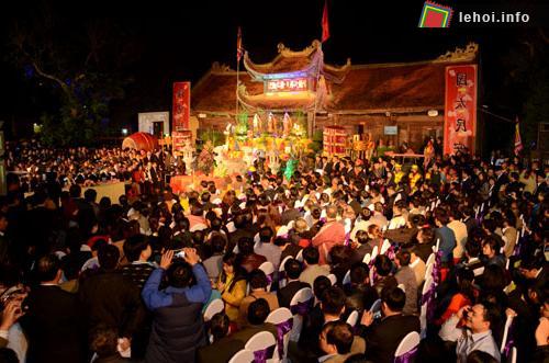 Rất đông đảo người dân và du khách đến tham dự lễ hội.