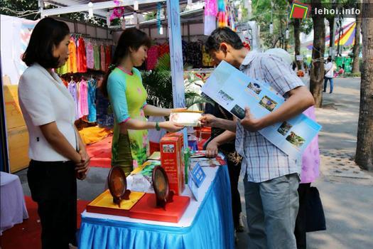 Một gian hàng trong Ngày hội du lịch TP Hồ Chí Minh 2013