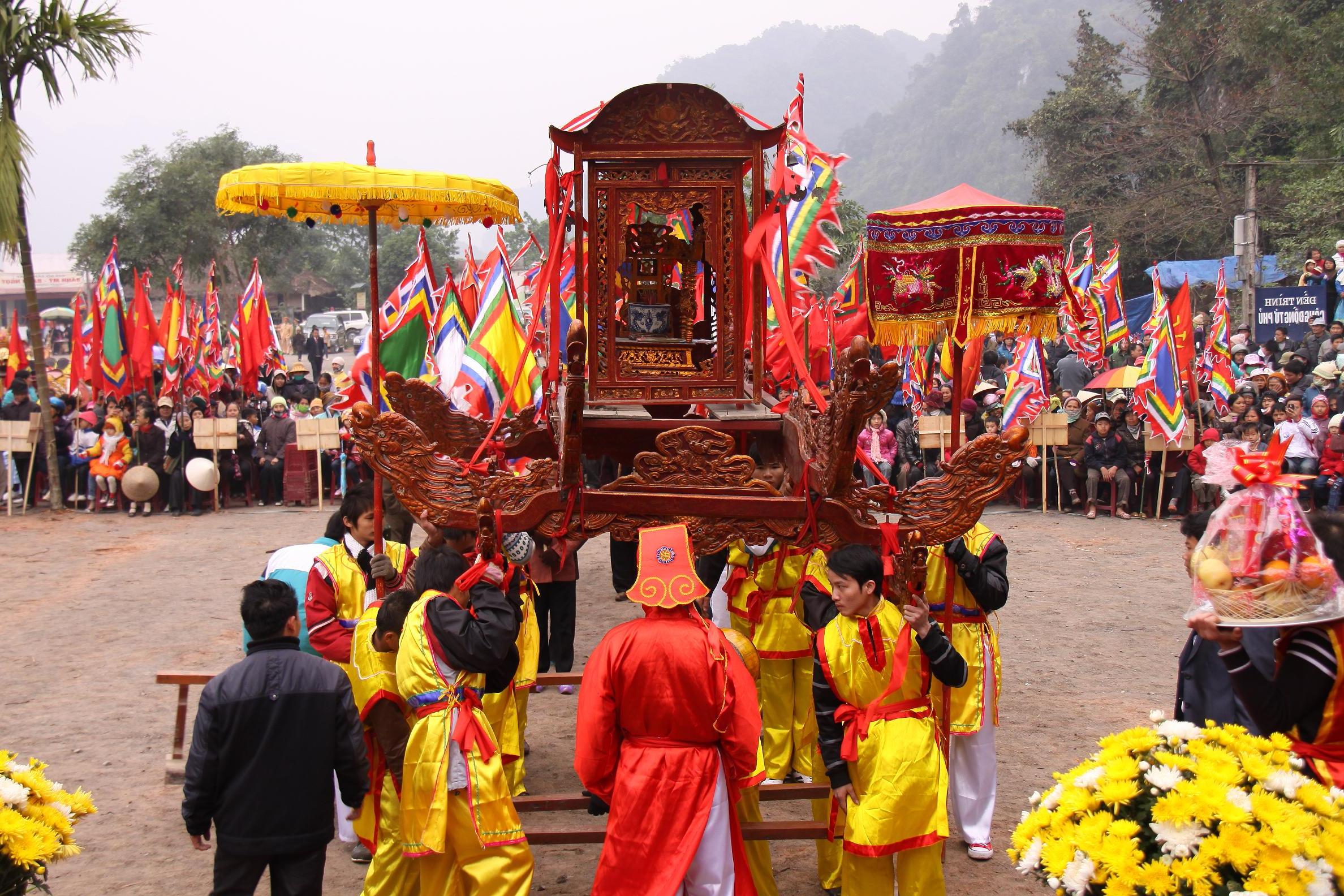 Đoàn rước trong lễ khai hội chùa Tiên