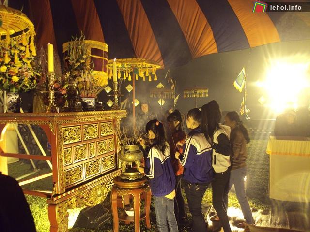 Người dân và du khách đến thắp hương cầu nguyện trong lễ tế Xã Tắc