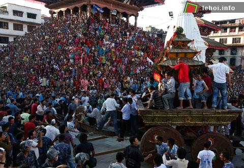 Đám đông tín đồ Hindu đang đưa tượng thần voi về với biển Arập trong ngày cuối cùng diễn ra lễ hội. 