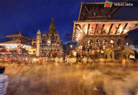 Người dân Nepal đang đẩy chiếc xe ngựa chở vị thánh sống trong suốt tuần lễ diễn ra Festival Indra Jatra tại Durbar, Katmandu, Nepal .    