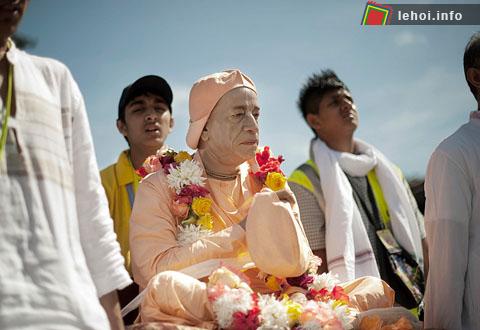 Hàng nghìn người mộ đạo nối đuôi nhau lên núi Bromo tại Probolinggo, East Java, trong festival Yadnya Kasada.   